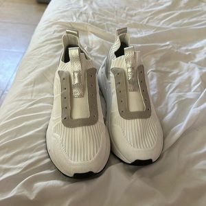 women’s tennis shoes never worn